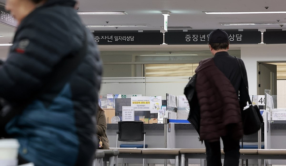 서울역에서 출근길 시민들이 이동하고 있다. [사진=연합뉴스]