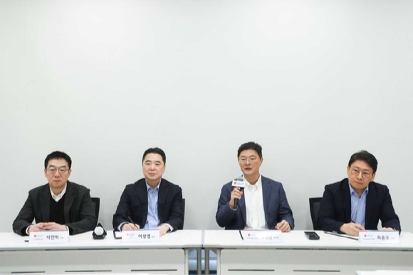 왼쪽부터 캐런 티오 구글 아시아 태평양 플랫폼·디바이스 파트너십 총괄(부사장)과 이상엽 LG유플러스 CTO(전무), 이재원 LG유플러스 Consumer부문장(부사장)이 익시오 AI 비서를 소개하고 있다. [사진=LGU+]