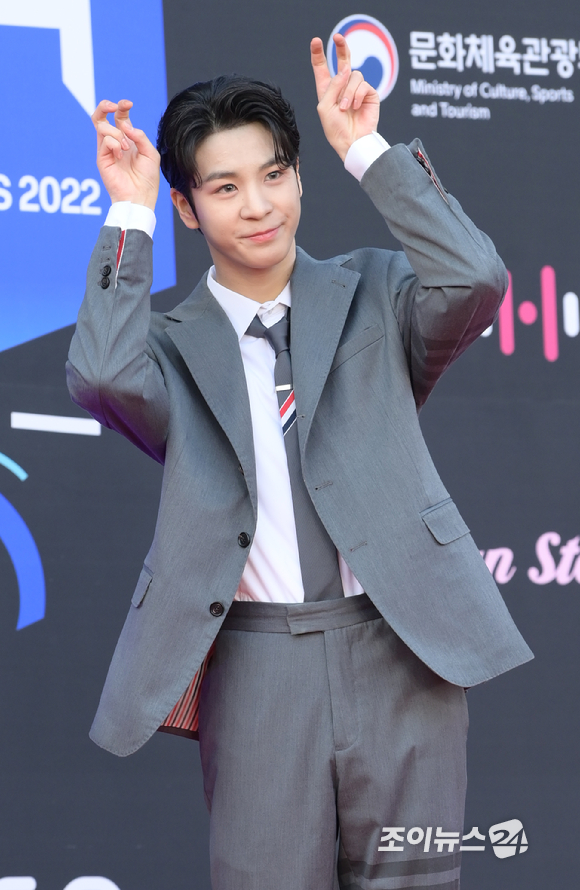 가수 정동원이 10일 오후 서울 송파구 잠실동 잠실 실내체육관에서 열린 한터뮤직어워즈 2022 레드카펫 행사에 참석하고 있다. [사진=정소희 기자]