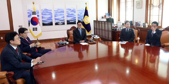 우원식 국회의장과 양당 원내대표가 26일 서울 여의도 국회에서 의장주재 회동에 참석해 기념 촬영하고 있다. [사진=연합뉴스]