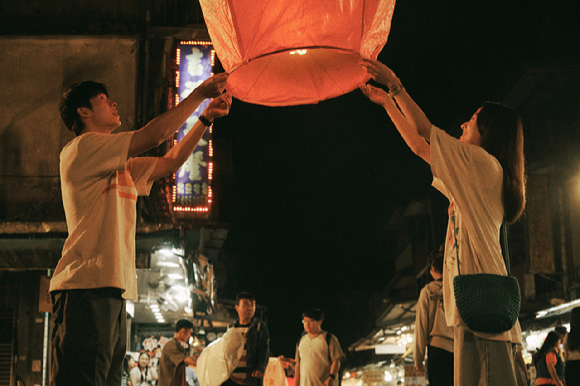 허광한과 키요하라 카야가 영화 '청춘 18X2 너에게로 이어지는 길'에서 호흡을 맞추고 있다. [사진=(주)쇼박스]
