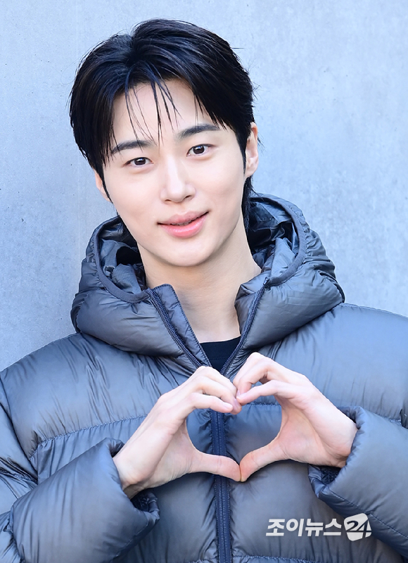 배우 변우석이 23일 오후 서울 성동구 코사이어티 서울숲에서 진행된 DISCOVERY WINTER BASE CAMP 포토콜 행사에 참석하고 있다. [사진=정소희 기자]