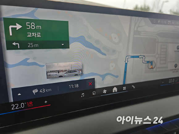 BMW '뉴 X3' 중앙 14.9인치 콘트롤 디스플레이에 네비게이션 'T맵' 화면과 후방 카메라 멀티 화면. [사진=김종성 기자]