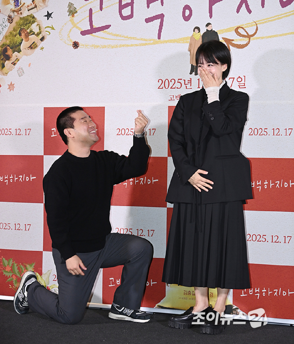 배우 류현경, 김충길이 8일 서울 용산구 CGV 용산아이파크몰에서 열린 영화 '고백하지마'에서 포즈를 취하고 있다. [사진=곽영래 기자]