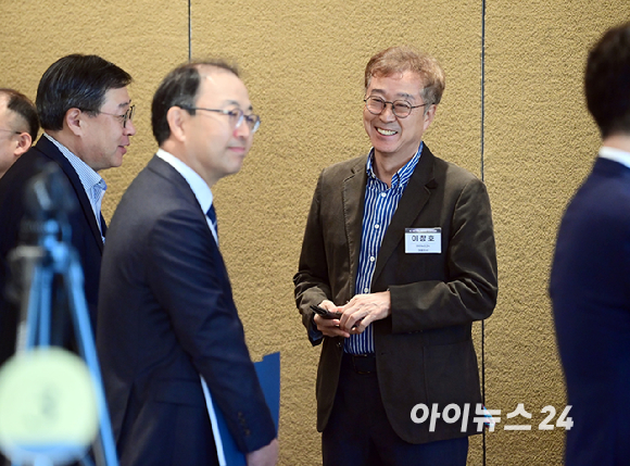 인터넷종합지 아이뉴스24와 기업&middot;정책 전문가들이 한자리에 모여 AI 기술 동향과 산업 협력의 방향을 함께 논의하는 'K-AI 이노베이터' 조찬모임이 14일 오전 서울 용산구 한남동 그랜드하얏트서울에서 열렸다. 이창호 아이뉴스24 대표가 참석하고 있다. [사진=정소희 기자]