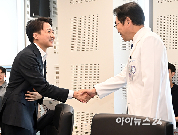 이준석 개혁신당 대선 후보가 21일 경기 성남의료원을 방문해 한호성 성남시의료원장과 악수를 하고 있다. [사진=곽영래 기자]