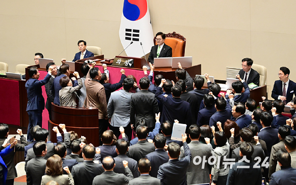 한덕수 국무총리가 지난해 12월 11일 오후 서울 여의도 국회에서 열린 제419회국회(임시회) 제1차 본회의 윤석열 대통령 위헌적 비상계엄 선포 내란행위 관련 긴급현안질문에 서영교 더불어민주당 의원 질의에 답변하고 있다. 2024. 12. 11. [사진=곽영래 기자]