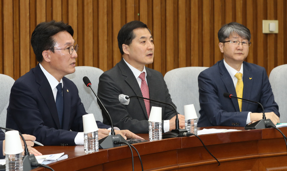 김민석(왼쪽) 더불어민주당 정책위의장이 21일 오전 서울 여의도 국회에서 전세사기 대응 3당 정책위의장 회동에서 발언하고 있다. [사진=뉴시스]