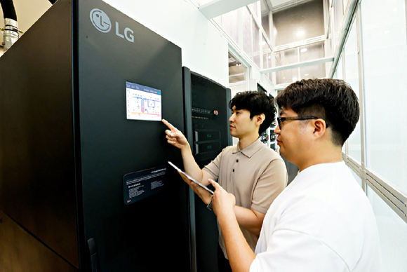 지난달 미국 워싱턴 D.C에서 열린 ‘데이터센터월드(Data Center World) 2025’에서 모델들이 AI 데이터센터 액체 냉각 솔루션인 CDU(Coolant Distribution Unit; 냉각수 분배 장치)를 소개하고 있다. [사진=LG전자]