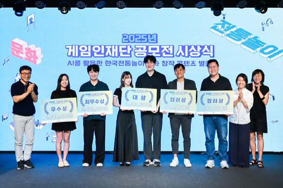 (좌측부터)한국게임미디어협회 이택수 회장, 공모전 수상자 6인, 게임인재단 이나정 이사장 , 신지애 사무국장. [사진=게임인재단]