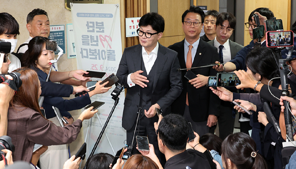 한동훈 국민의힘 대표가 25일 오후 서울 여의도 국회 의원회관에서 열린 북한 그리고 통일 포럼 제2차 세미나를 마치고 나와 취재진 질문에 답하고 있다. [사진=뉴시스]