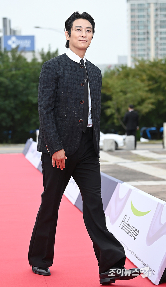 배우 주지훈이 2일 오후 서울 여의도 KBS홀에서 열린 '서울드라마어워즈 2025' 레드카펫 행사에 참석하고 있다. [사진=곽영래 기자]