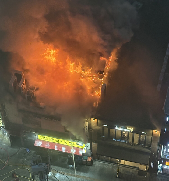 26일 오후 6시 22분께 서울 중구 북창동에서 발생한 화재. [사진=독자 제공/연합뉴스]