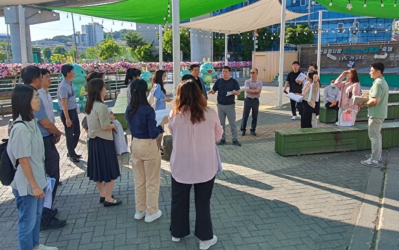 용인특례시는 지난 4일 '중앙동 도시재생사업 추진 간담회'를 갖고 시장 놀이광장, 경안천 수변문화 광장 등을 주로 이용할 관계 기관 의견을 듣고 현장을 점검했다. [사진=용인특례시]