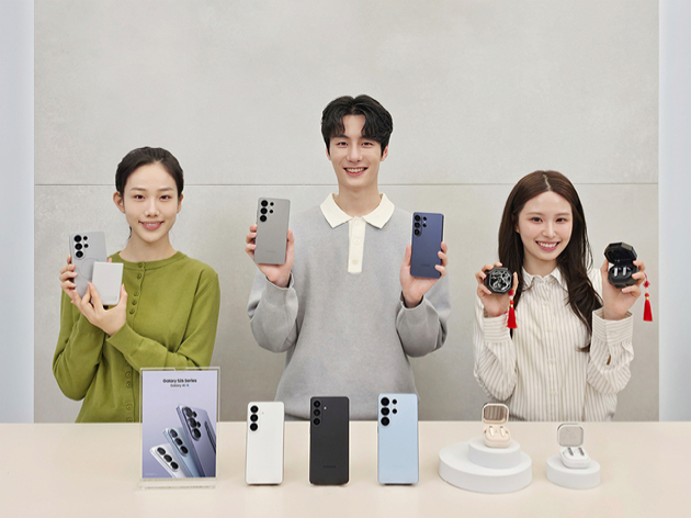 삼성전자는 오늘부터 '갤럭시 S26 시리즈'와 '갤럭시 버즈4 시리즈'를 전 세계 120여 개국에 순차 출시한다. [사진=삼성전자]
