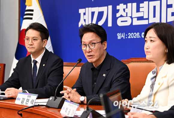 김민석 더불어민주당 당대표가 17일 서울 여의도 국회에서 열린 청년미래연석회의 1차 회의에서 발언하고 있다. [사진=곽영래 기자]