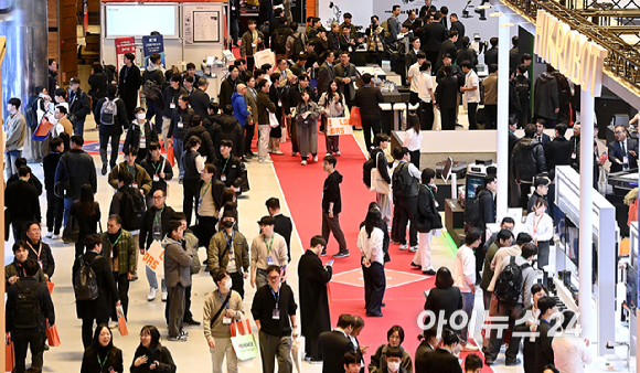 4일 오전 서울 강남구 코엑스에서 열린 2026 스마트공장&middot;자동화산업전(AW2026)에서 관람객들이 부스를 둘러보고 있다. [사진=곽영래 기자]