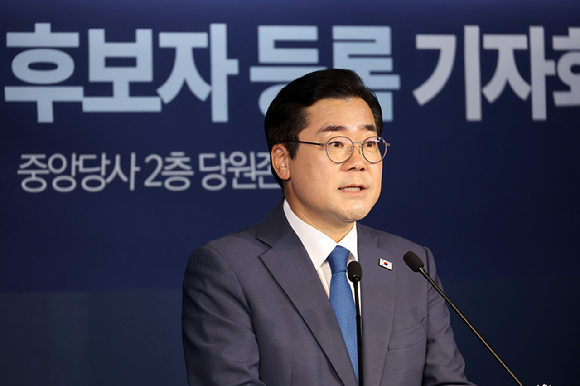 더불어민주당 대표 선거에 출마한 박찬대 의원이 지난 10일 서울 여의도 중앙당사에서 후보 등록을 한 뒤 기자회견을 하고 있다. 2025.7.10 [사진=연합뉴스]