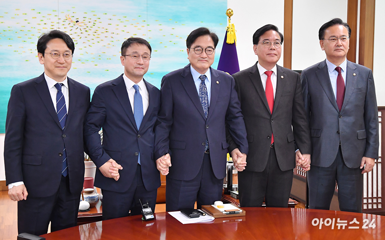 우원식 국회의장이 30일 서울 여의도 국회에서 열린 의장 주재 여야 원내대표 회동을 하고 있다. [사진=곽영래 기자]