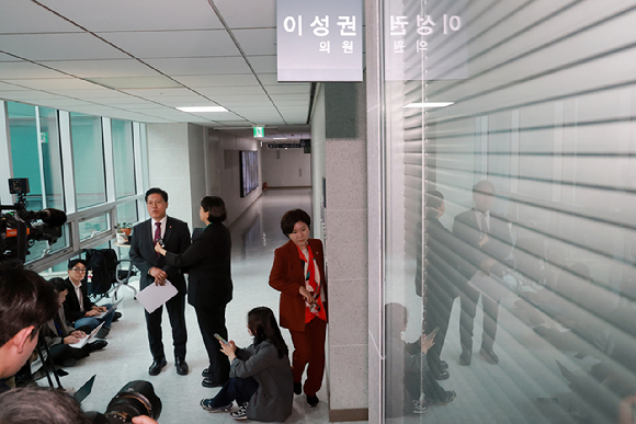 국민의힘 개혁 성향 의원 모임 '대안과 미래' 소속 송석준 의원이 28일 국회의원회관에서 '대안과 미래' 의원들과의 조찬 회동에 참석하며 취재진 질문에 답하고 있다. 오른쪽은 회동에 참석하는 국민의힘 조은희 의원. [사진=연합뉴스]