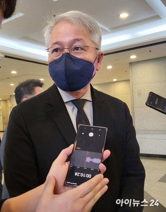 권봉석 LG그룹 부회장이 13일 오전 고(故) 구자홍 LS그룹 초대 회장(현 LS니꼬동제련 회장)의 빈소가 마련된 서울아산병원을 찾아 조문했다. [사진=서민지 기자]