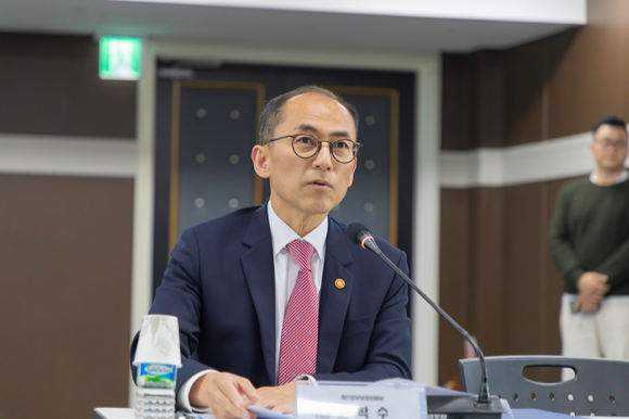 고학수 개인정보보호위원회 위원장이 17일 오후 서울시 마포구 공덕동 소재 서울창업허브에서 개최된 간담회에 참석한 스타트업 대표들에게 인사말을 하고 있다. [사진=개인정보보호위원회]