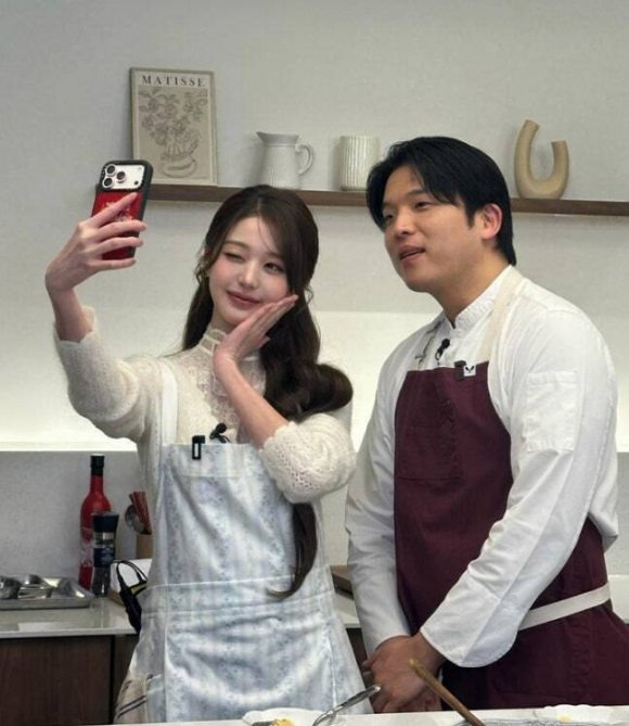 장원영, 안성재 셰프와 투샷...앞치마 두르니 새색시 같네