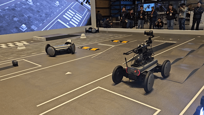 4일 오전 서울 강남구 코엑스에서 열린 2026 스마트공장&middot;자동화산업전(AW2026)에서 현대자동차그룹 로보틱스랩의 모베드(MobED)의 시연이 진행되고 있다. [사진=곽영래 기자]