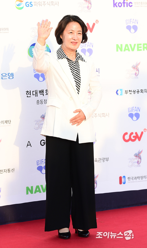 추미애 경기도지사가 2일 경기도 부천시 원미구 부천시청 잔디광장에서 진행된 제30회 부천국제판타스틱영화제(BIFAN) 레드카펫 행사에 참석하고 있다. [사진=정소희 기자]