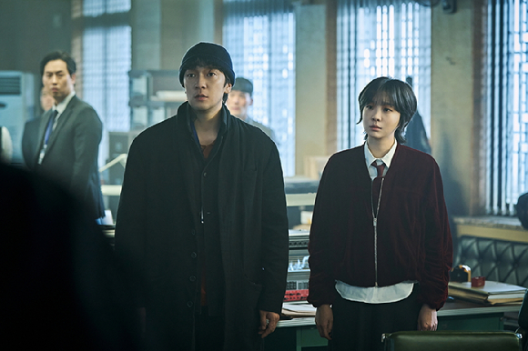 '나인 퍼즐' 윤종빈 감독이 인터뷰에 앞서 사진 촬영을 하고 있다. [사진=월트디즈니 컴퍼니 코리아]