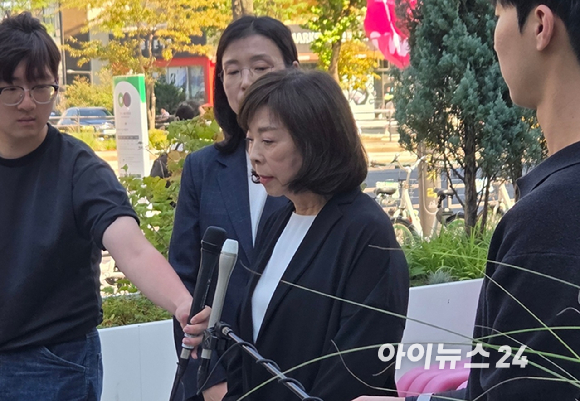 구광모 LG 대표가 서울 남산 리더십센터에서 사장단과 회의를 하고 있다. [사진=LG]