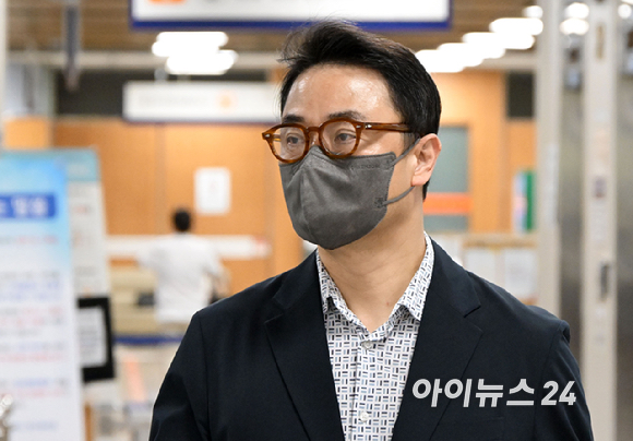 양평 공흥지구 특혜 의혹을 받는 김건희 씨 오빠 김진우 씨가 15일 서울 서초구 서울중앙지방법원에서 열린 공판에 출석하고 있다. [사진=사진공동취재단 ]