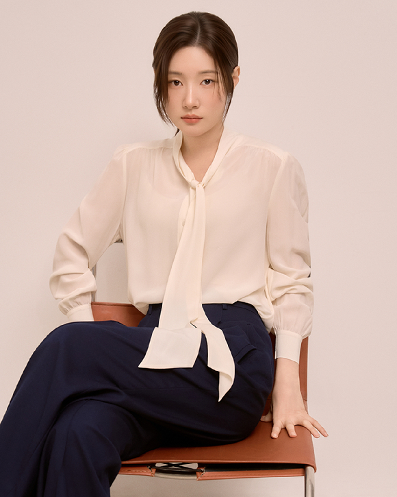 배우 정채연이 JTBC 토일드라마 '에스콰이어' 인터뷰에 앞서 포즈를 취하고 있다. [사진=BH엔터테인먼트]