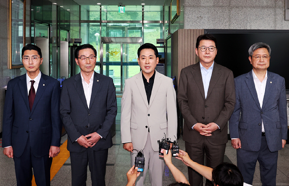 국민의힘 장동혁 대표가 9일 오후 광주경찰청에서 김영근 청장과의 면담이 이뤄지지 않자 항의하고 있다.당초 예정된 한성숙 신임 국무총리와의 회동을 취소한 장 대표는 '장윤기 사건'을 둘러싸고 제기되는 의혹에 대해 김 청장에게 묻기 위해 광주경찰청을 찾았다. 2026.7.9 [사진=연합뉴스]