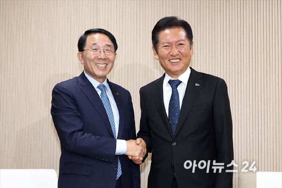 정청래 더불어민주당 대표가 18일 오후 서울 종로구 한국기독교회관에서 김종생 한국기독교교회협의회(NCCK) 총무를 예방해 대화를 하고 있다. [사진=국회사진기자단]