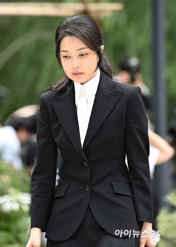 윤석열 전 대통령의 부인 김건희 여사가 6일 서울 종로구에 마련된 김건희 특검팀(특별검사 민중기) 사무실에 조사를 받기 위해 피의자 신분으로 출석하고 있다. [사진=곽영래 기자]