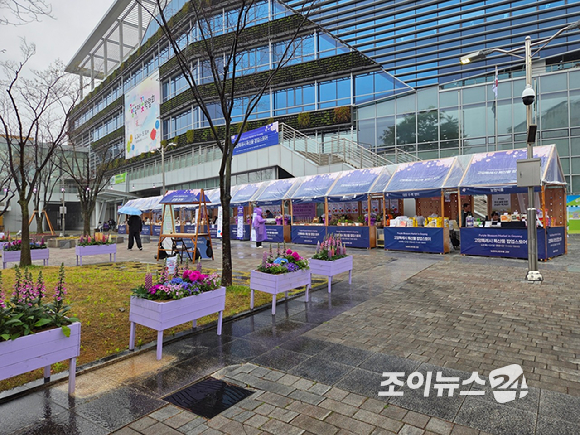 9일 고양종합운동장 주경기장에서 방탄소년단 월드투어 콘서트 'BTS WORLD TOUR 'ARIRANG''가 개최된다. 아미들이 공연장에 모여들고 있다. [사진=이미영 기자]