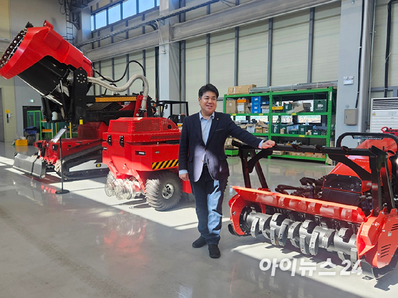 엄인섭 티엑스알로보틱스 대표가 20일 부산 강서구 로봇융합연구소에서 자사의 특수목적 로봇 앞에서 포즈를 취하고 있다. [사진=설재윤 기자]