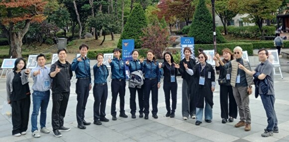 지난 19일 보정동 죽전중앙공원에서 열린 제4회 용인특례시 청소년 문화축제 ‘미술사생대회’에서 용인서부경찰서 관계자 등이 기념 촬영을 하고 있다. [사진=용인시학원연합회]