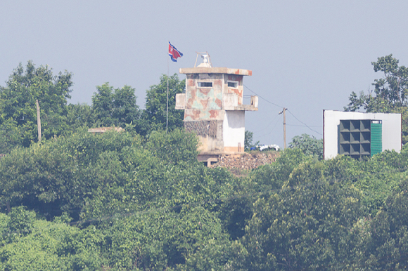 5일 경기도 파주시 접경지역에서 바라본 북한 임진강변 초소에 대남 확성기가 평소처럼 설치되어 있다.. 2025.8.5 [사진=연합뉴스]