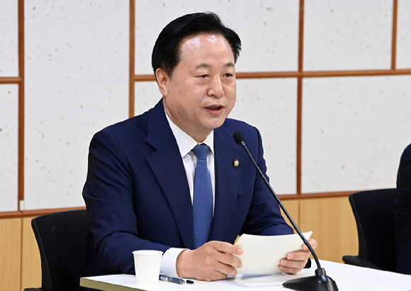 지난해 4월 25일 오전 서울 여의도 국회 의원회관에서 열린 더불어민주당 제4기 원내대표 후보자 합동토론회에서 김두관 후보가 기조연설을 하고 있다. [사진=아이뉴스24 DB]