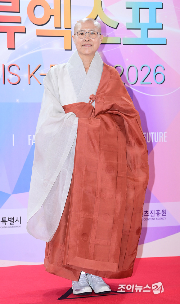 선재스님이 28일 오후 서울 중구 소공동 롯데호텔에서 열린 '제8회 뉴 시스 한류엑스포' 시상식 포토월 행사에 참석하고 있다. [사진=정소희 기자]