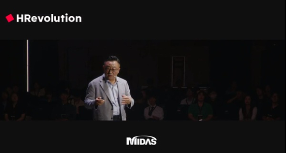 고동진 삼성전자 전 대표(現 고문)이 20일 서울 서초구 양재 더케이 호텔에서 진행된 'HR레볼루션' 행사에서 강연하고 있는 모습 [사진=HR레볼루션 중계화면 캡처]