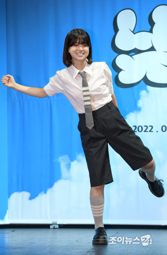 가수 서기가 28일 오전 서울 용산구 한남동 블루스퀘어에서 열린 싱어송라이터 서기 신곡 '낮잠' 쇼케이스에 참석해 포토타임을 갖고 있다. [사진=정소희 기자]