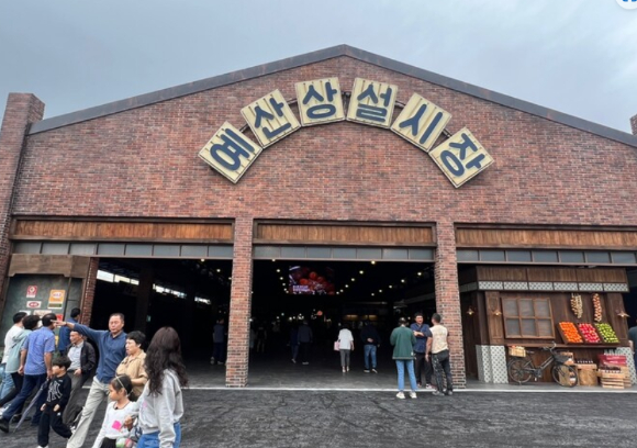 충남 홍성군이 각종 논란을 일으키고 있는 백종원 대표의 더본코리아 없이 '홍성글로벌바비큐페스티벌'을 개최한다. 사진은 백종원 더본코리아 대표. [사진=백종원 유튜브 캡처]