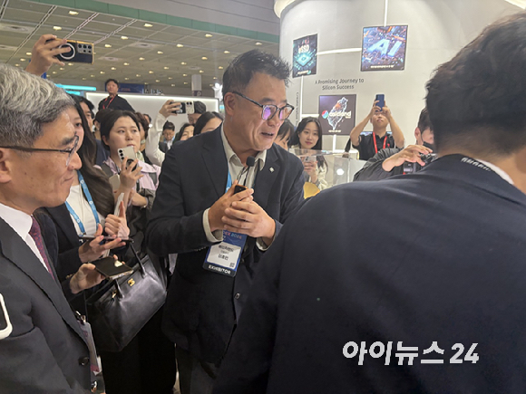 14일 서울 강남구 코엑스에서 열린 '제28회 반도체대전(SEDEX 2026)'에서 안현 SK하이닉스 CDO 사장이 젠슨 황 엔비디아 CEO의 친필 서명이 담긴 HBM 구조 모형을 소개하자 송재혁 삼성전자 CTO 사장이 이를 살펴보고 있다. [사진=권서아 기자]