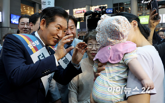 정청래 더불어민주당 대표를 비롯한 민주당 지도부가 2일 오전 용산역을 찾아 귀성길에 나선 시민들에게 인사하고 있다. [사진=곽영래 기자]