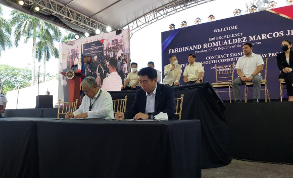 페르디난드 마르코스 주니어 필리핀 대통령(왼쪽)과 김종수 롯데건설 토목사업본부장이 지난 6일 체결식에 참석해 계약서에 서명하고 있다. [사진=롯데건설]