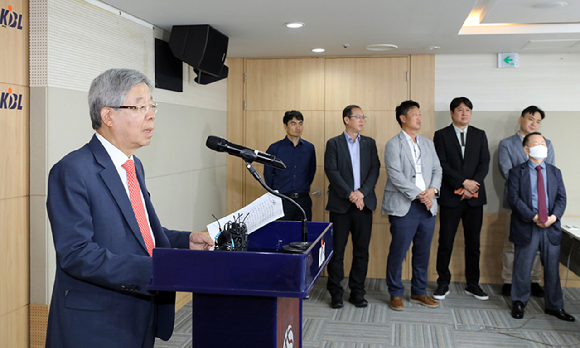 KBL 김희옥 총재가 16일 오전 서울 강남구 KBL센터에서 고양 데이원 농구단 제명 결정 발표를 하고 있다. [사진=뉴시스]