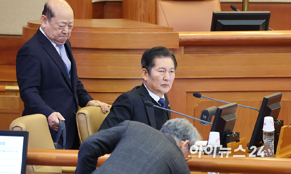 정청래 국회 탄핵소추위원장이 6일 서울 종로구 헌법재판소 대심판정에서 열린 윤석열 대통령 탄핵 심판 6차 변론에 출석하고 있다. [사진=사진공동취재단]